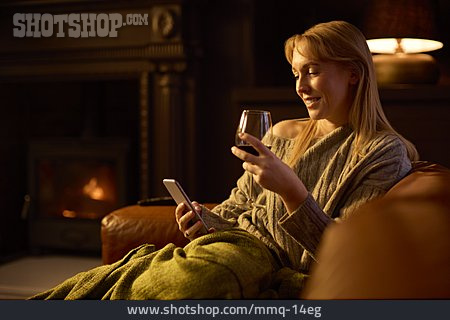 
                Frau, Zuhause, Wein, Lesen, Entspannt, Online                   