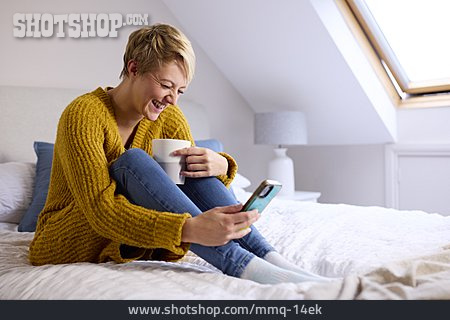 
                Junge Frau, Zuhause, Internet, Schlafzimmer, Smartphone                   