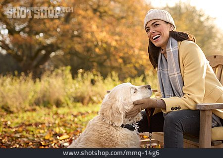 
                Frau, Glücklich, Spaziergang, Streicheln, Golden Retriever                   