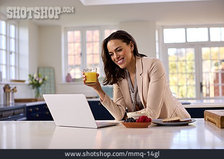 
                Lächeln, Meeting, Frühstück, Online, Karrierefrau, Video Call                   
