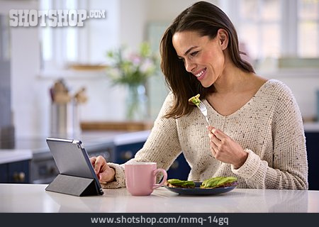 
                Frau, Zuhause, Mahlzeit, Online, Tablet-pc, Streamen, Avocadobrot                   