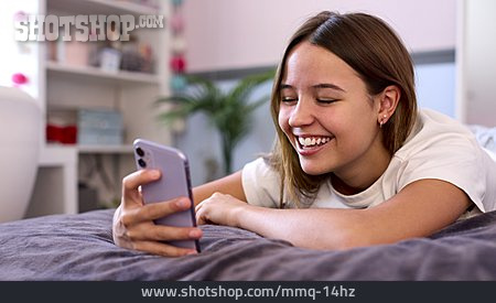 
                Teenager, Lächeln, Freizeit, Online, Smartphone                   