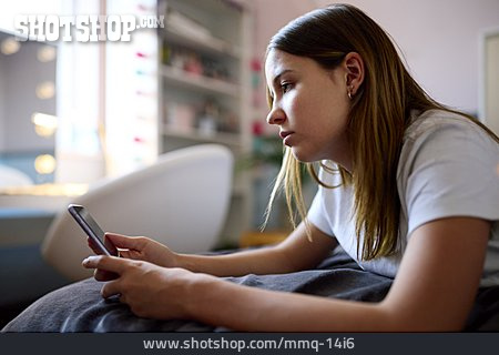
                Teenager, Zuhause, Ernst, Online, Smartphone                   