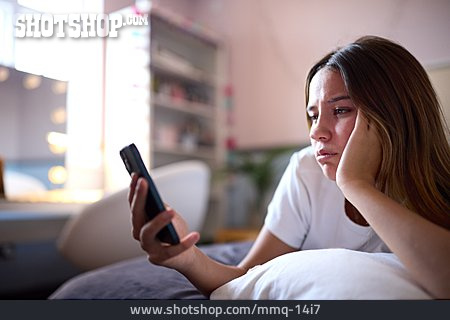 
                Teenager, Traurig, Besorgt, Online, Mobbing, Smartphone                   