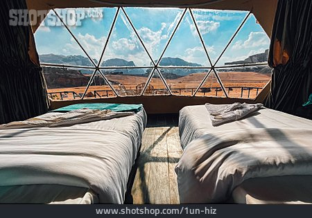 
                Bett, Ausblick, Wadi Rum, Glamping, Geodätisches Kuppelzelt                   