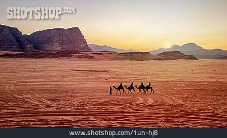 
                Sonnenuntergang, Wüste, Arabien, Karawane, Beduinen                   