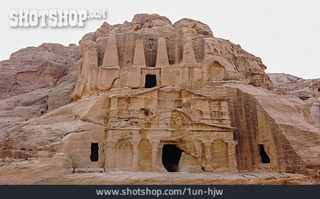
                Petra, Bab As-siq, Triklinium, Felsarchitektur                   