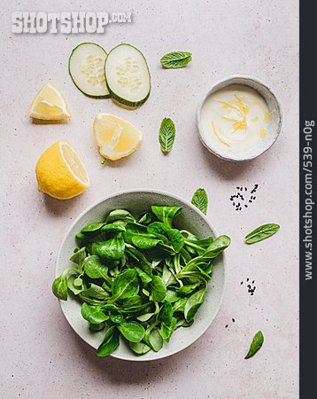 
                Salat, Zucchini, Rezept, Spinat, Zitrone, Schwarzer Sesam, Grünes Gemüse                   