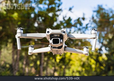 
                Drohne, Drohnenflug, Quadrocopter                   