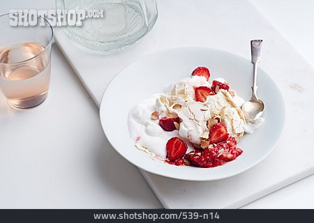 
                Dessert, Erdbeere, Schlagsahne, Eton Mess                   
