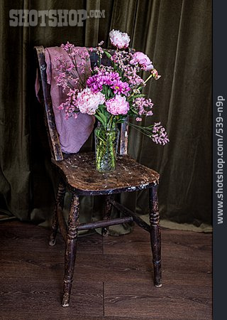 
                Stuhl, Blumenstrauß, Stillleben                   