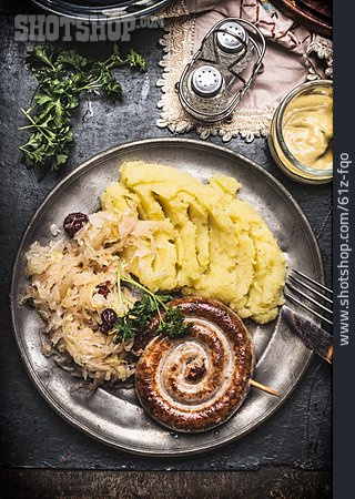 
                Bratwurstschnecke, Sauerkraut, Kartoffelbrei                   