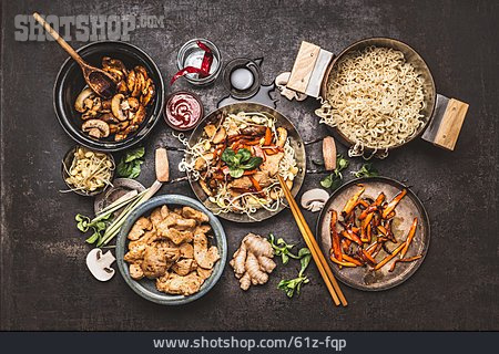 
                Asiatische Küche, Nudelgericht, Abendessen                   