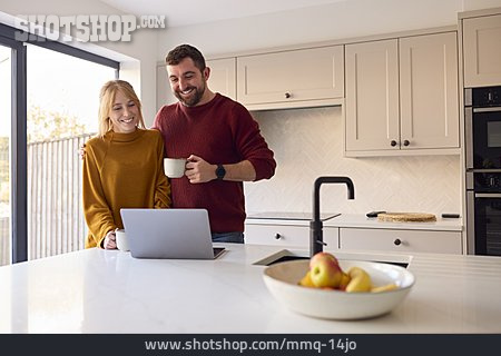 
                Paar, Umarmen, Zuhause, Küche, Online                   