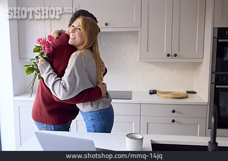 
                Paar, Valentinstag, Küche, Umarmung, Blumengeschenk                   