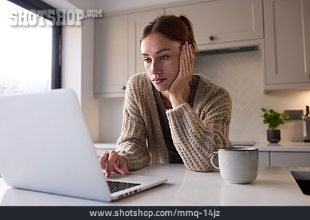 
                Junge Frau, Gelangweilt, Küche, Internet, Online                   