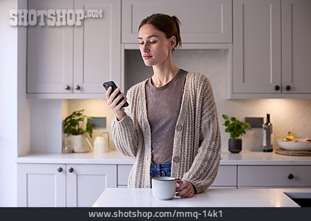 
                Junge Frau, Zuhause, Lesen, Küche, Smartphone                   