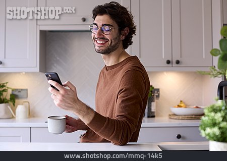 
                Junger Mann, Lächeln, Küche, Online, Smartphone                   