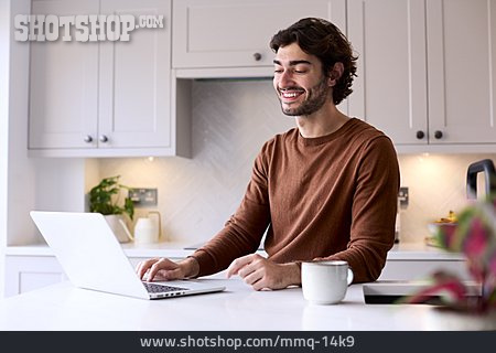 
                Junger Mann, Zuhause, Laptop, Internet                   