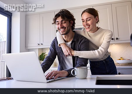 
                Paar, Lächeln, Zuhause, Küche, Internet                   