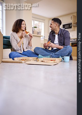 
                Paar, Glücklich, Essen, Pizza, Neues Zuhause                   