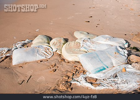 
                Strand, Sandsack, Plastikmüll                   