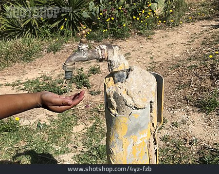 
                Trinkwasser, Wasserversorgung, Wasserknappheit                   