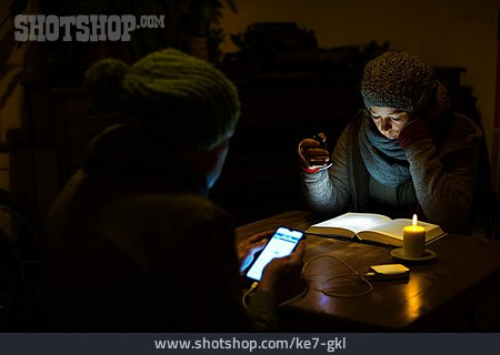 
                Lesen, Dunkelheit, Lichtquelle, Stromausfall                   