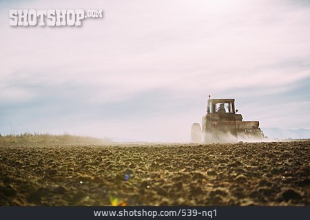 
                Acker, Landwirtschaft, Feldarbeit                   