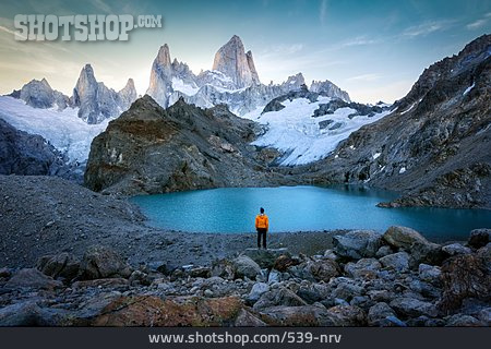 
                Gebirge, Gebirgssee, Patagonien, Reisender                   