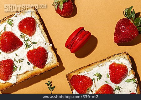 
                Erdbeere, Toastbrot, Macaron                   