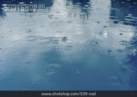 
                Wassertropfen, Wasseroberfläche, Regen                   
