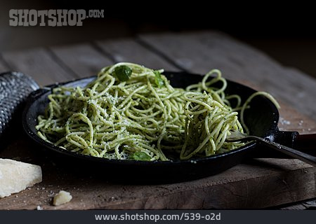
                Spaghetti, Mediterrane Küche, Spinat-pesto                   