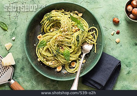 
                Spaghetti, Haselnuss-pesto                   