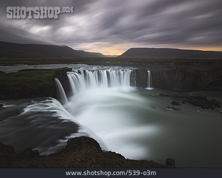 
                Langzeitbelichtung, Sonnenuntergang, Wasserfall, Island                   