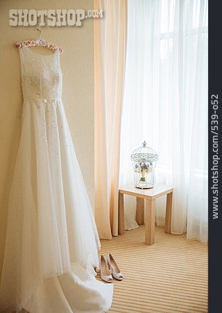 
                Hochzeitskleid, Fensterlicht                   