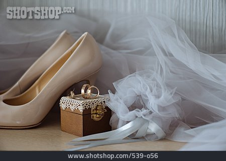 
                High Heels, Brautschleier, Strumpfband, Hochzeitsring                   