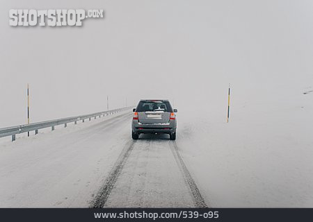 
                Verschneit, Autofahren, Schneewehen, Straßenverhältnisse                   