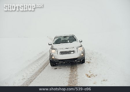 
                Verschneit, Straße, Autofahren, Straßenverkehr, Schneewehen                   