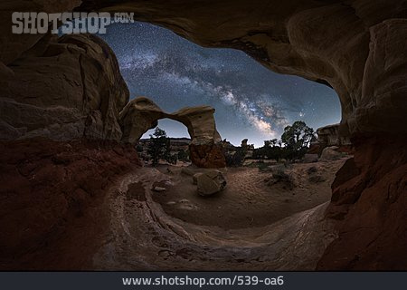 
                Arches-nationalpark, Devils Garden, Navajo Arch                   