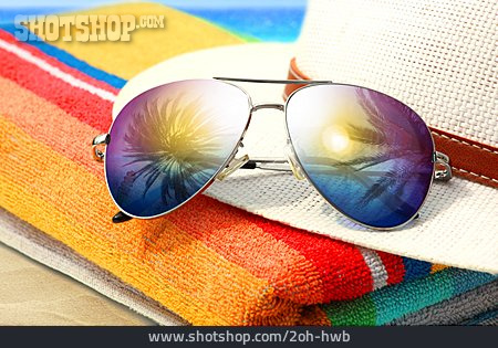 
                Sonnenhut, Sonnenbrille, Strandurlaub, Badehandtuch                   