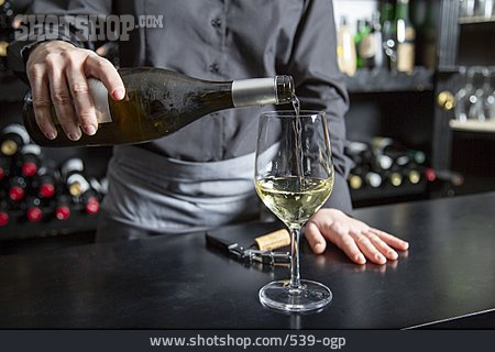 
                Weinglas, Einschenken, Weinbar                   