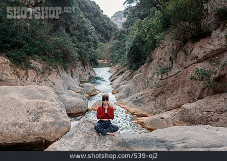 
                Fluss, Meditation, Meditieren, Padmasana, Achtsamkeit, Outdoor Yoga                   