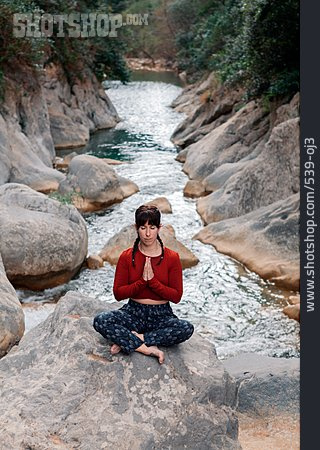 
                Ruhe, Fluss, Meditation, Meditieren, Achtsamkeit, Outdoor Yoga                   