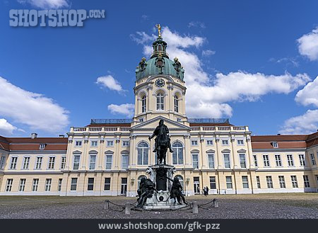 
                Reiterstatue, Schloss Charlottenburg                   