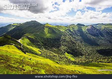 
                Berglandschaft, Auvergne, Cantal                   