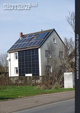
                Wohnhaus, Sonnenenergie, Photovoltaikanlage                   