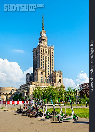 
                Warschau, Kulturpalast, E-tretroller                   