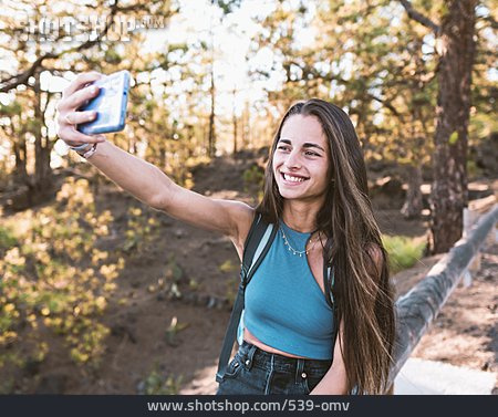 
                Junge Frau, Lächeln, Sommer, Unterwegs, Selfie                   