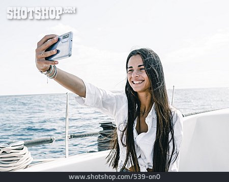 
                Junge Frau, Meer, Boot, Selfie                   
